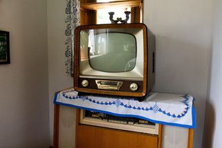 Barevná televize jako nedosažitelný luxus. Proč nám nostalgie po ČSSR lže - Médium.cz